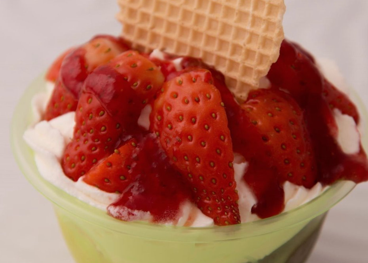 Eisbecher mit frischen Erdbeeren und Sahne
