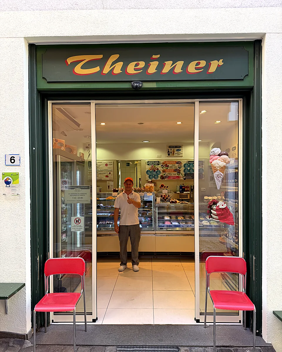 Der Eingang der Konditorei Eisdiele Theiner in der Apothekergasse 6 in Obermais
