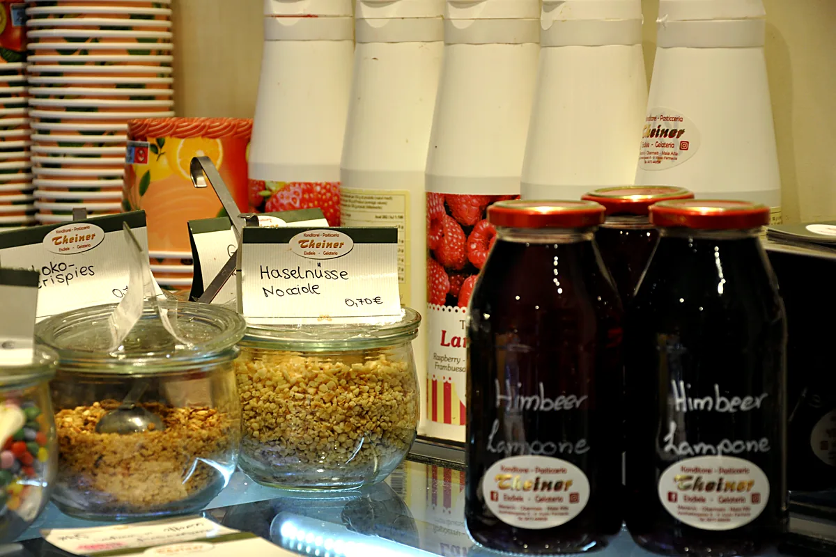 Hausgemachter Himbeersirup und Streusel im Geschäft