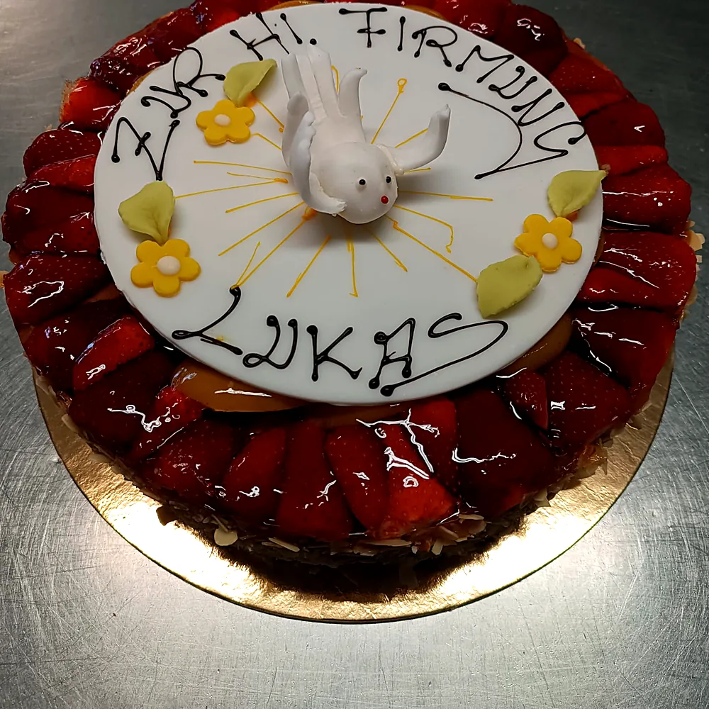 Erdbeertorte zur Firmung mit Taube