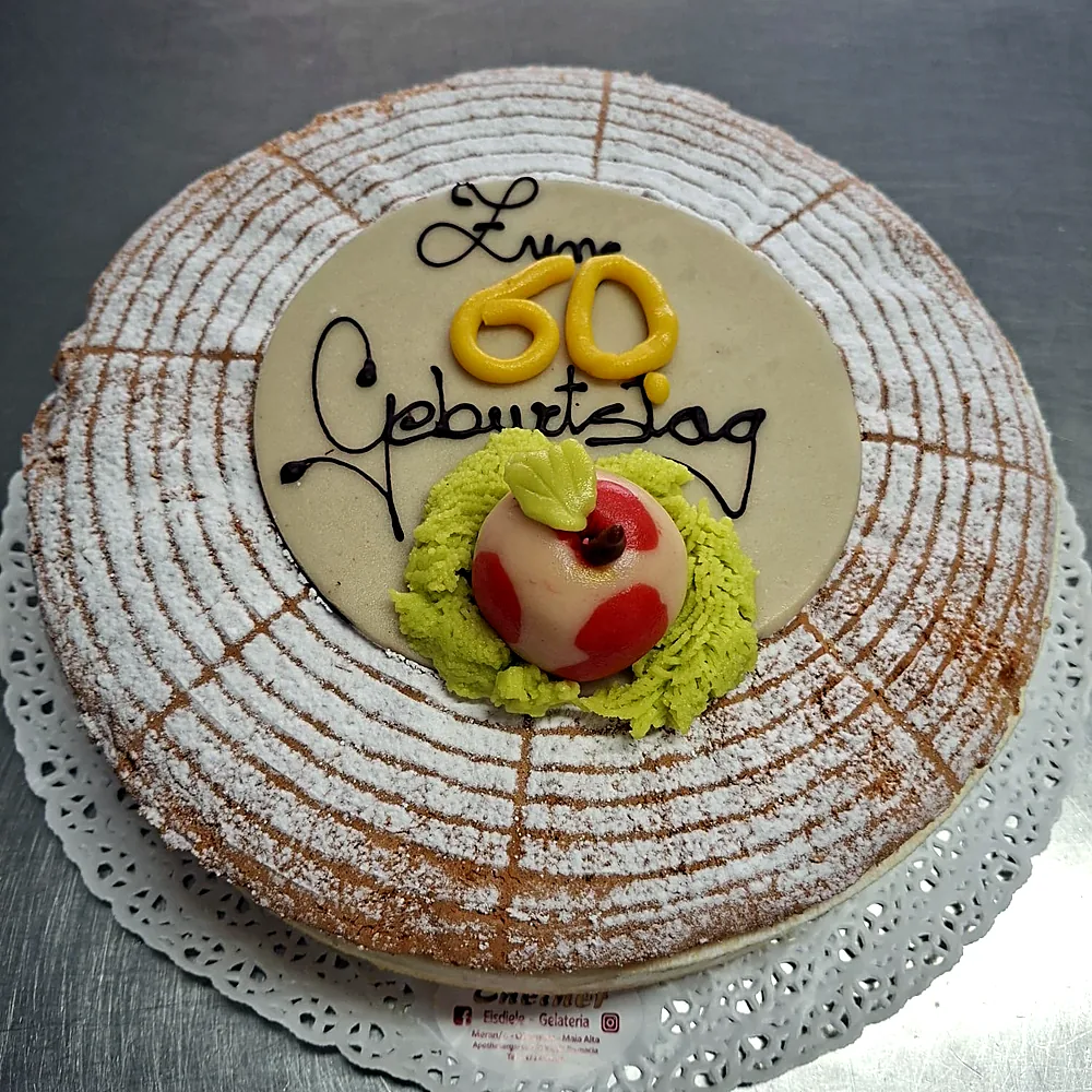 Torte mit Puderzuckermuster und Marzipandekor