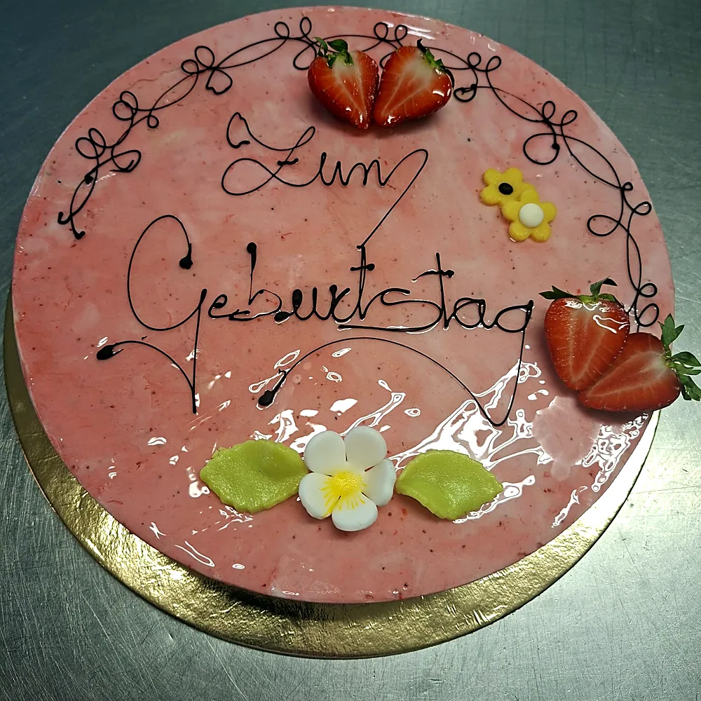 Erdbeertorte mit handgeschriebenem Schriftzug