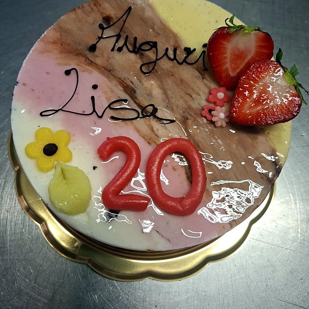 Marmorierte Fruchttorte mit frischen Erdbeeren