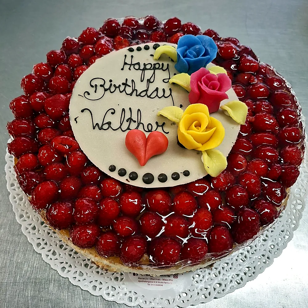 Erdbeertorte mit bunten Marzipanrosen