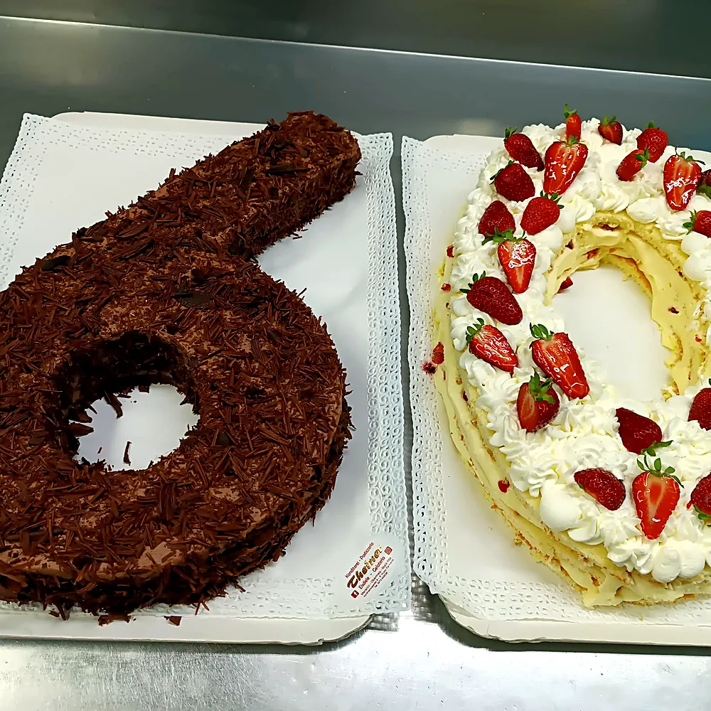Zahlentorte mit Schokoladenstreuseln und Sahnetorte