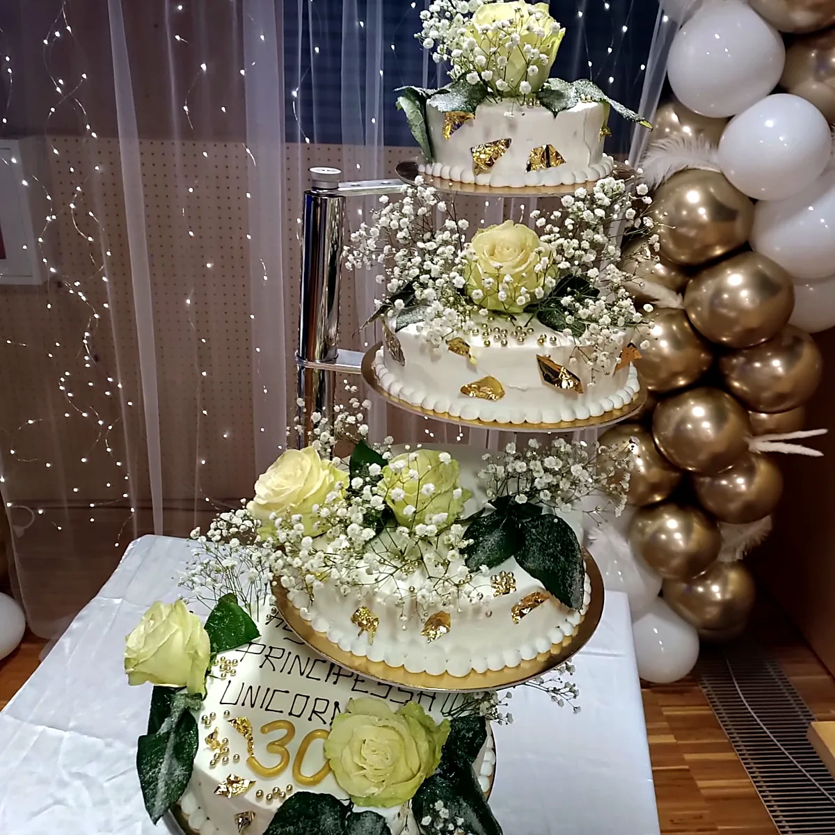 Mehrstöckige Torte auf der Etagere zur Feier