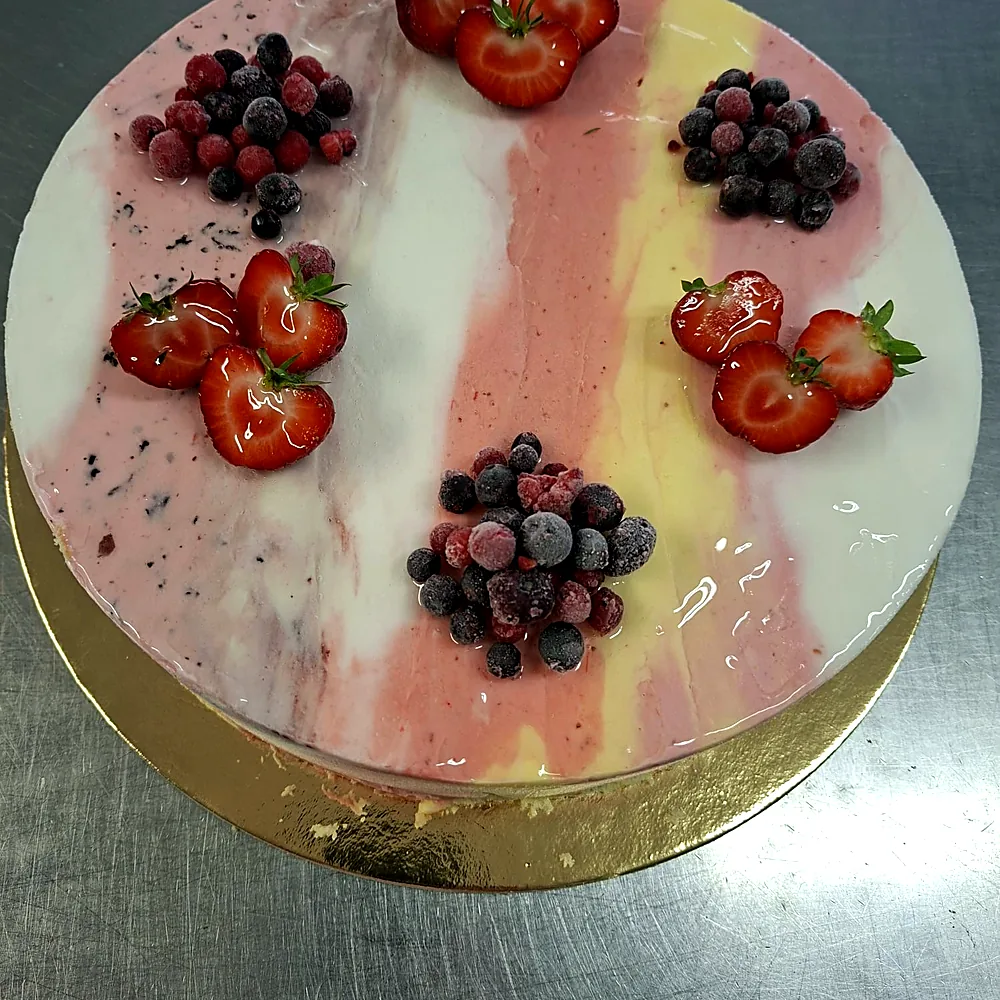 Helle Torte mit frischen Beeren