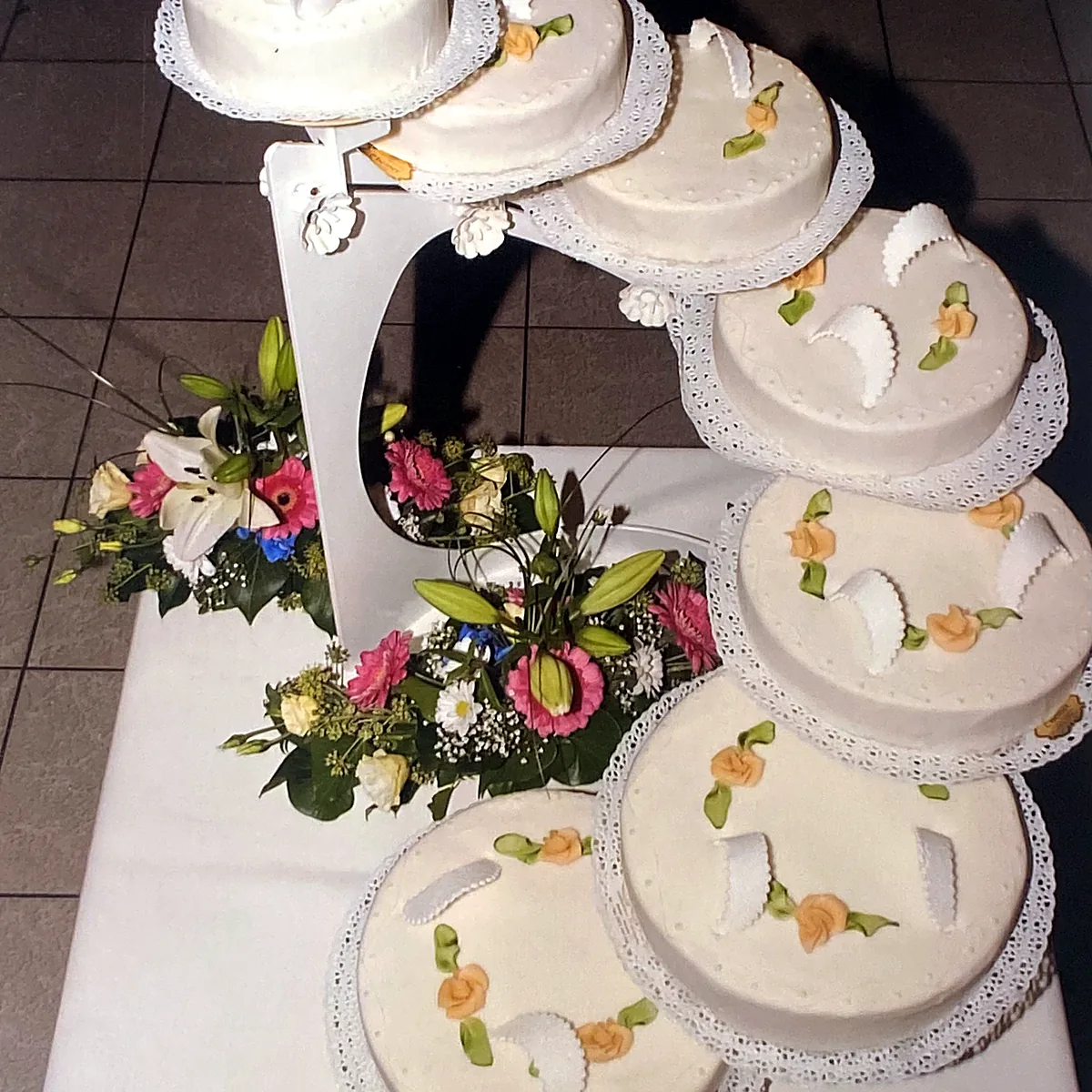 Etagere mit mehreren kleinen Torten