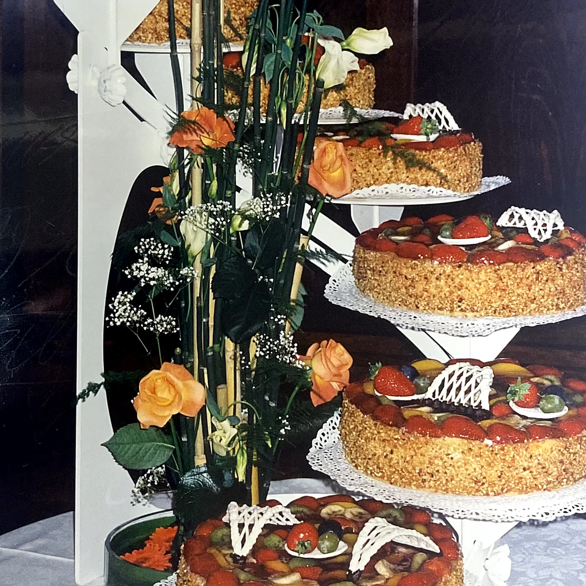 Etagere mit Torten und Blumenschmuck