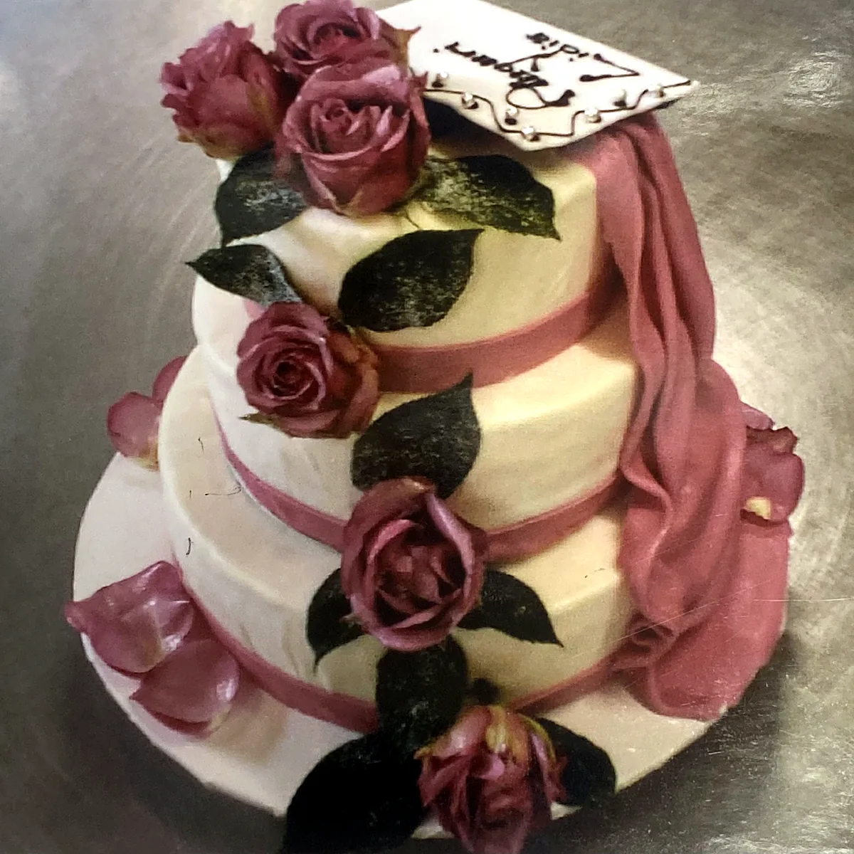 Hochzeitstorte mit Marzipanrosen und Drapierung