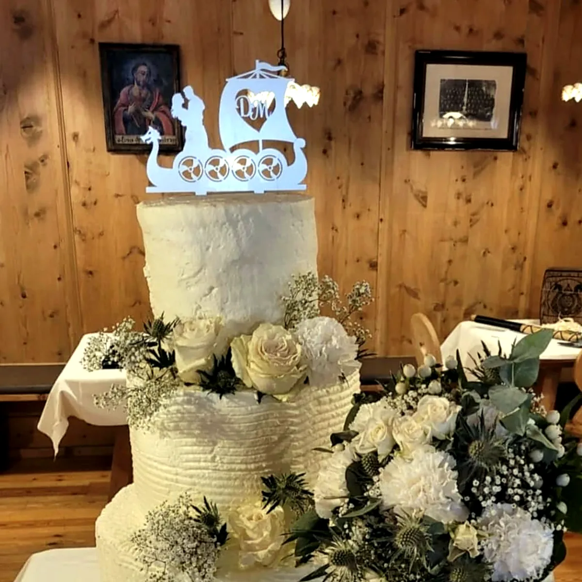 Mehrstöckige weiße Hochzeitstorte mit frischen Blumen