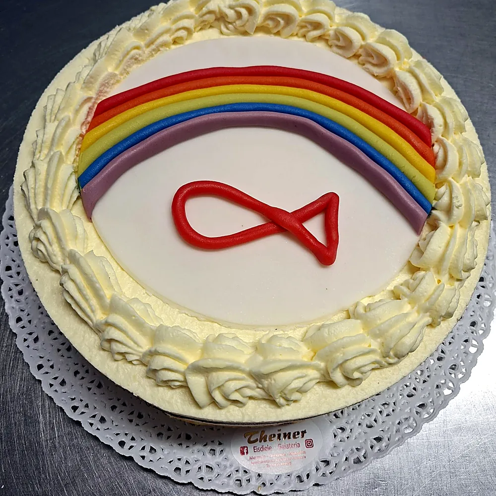 Sahnetorte mit Regenbogen und Fisch als Kommunionssymbol