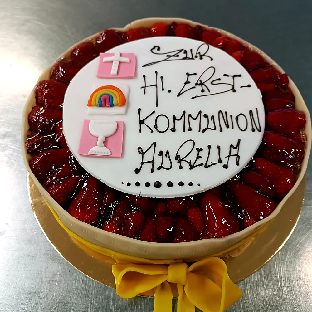Erdbeertorte zur Erstkommunion mit Marzipanschleife