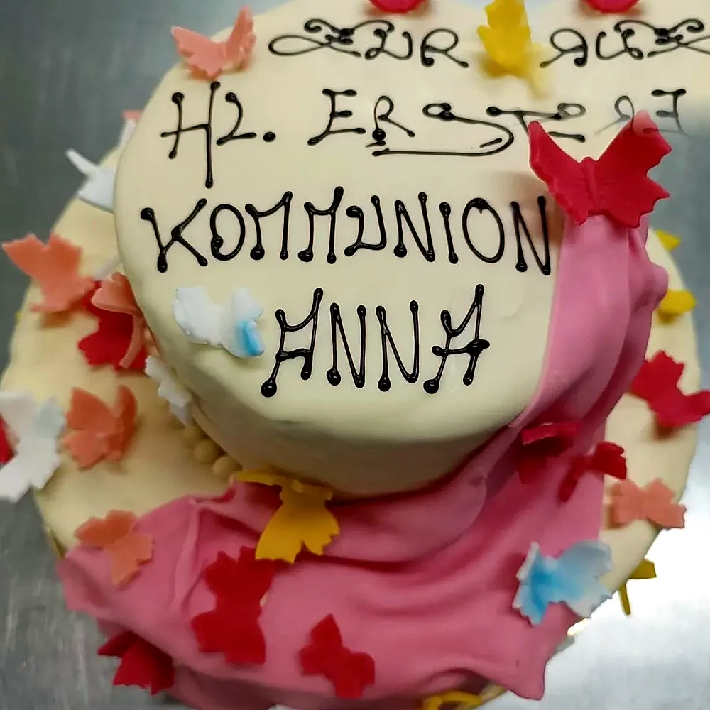 Fondanttorte zur Erstkommunion mit Schmetterlingen