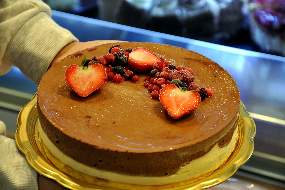 Schokoladentorte mit frischen Beeren