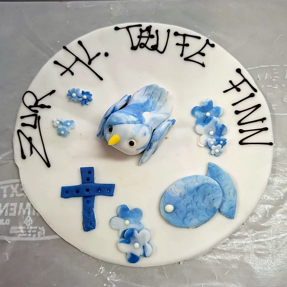 Tauftorte mit Fisch und Kreuz in Blau
